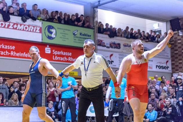 Ringen Bundesliga - Halbfinale - 17 18 - TuS Adelhausen - KSV Koellerbach - 06-01-2018 Kampf 2: Christian John (in rot TuS Adelhausen) gegen Heiki Nabi (in blau KSV Koellerbach), beim Bundesliga - Halbfinale Ringkampf zwischen dem TuS Adelhausen und dem KSV Koellerbach, am Samstag, den 06. Januar 2018 Dinkelberghalle in Adelhausen. ( *** Struggling German Bundesliga semifinals 17 18 TuS noble Wallace KSV Köllerbach 06 01 2018 battle 2 Christian John in red TuS noble Wallace against Heiki Nabi in blue KSV Köllerbach in the National League semi-final wrestling match between the TuS noble Wallace and the KSV Köllerbach on Saturday the 06 January 2018 Spelt Mountain Hall in Adelhausen xGRGx