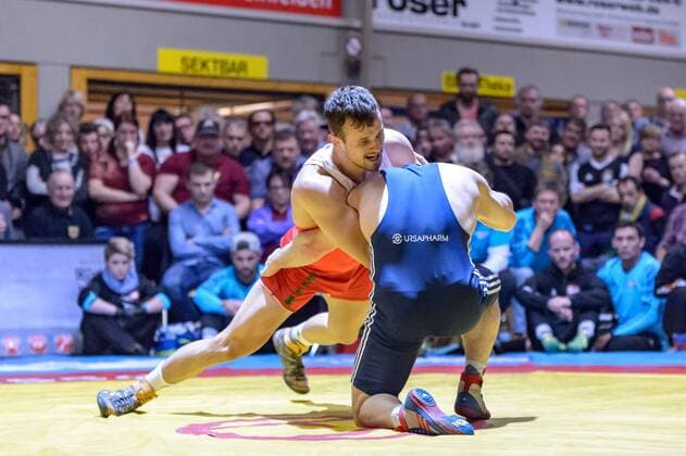 Ringen Bundesliga - Halbfinale - 17 18 - TuS Adelhausen - KSV Koellerbach - 06-01-2018 Kampf 5: Alexander Semisorow (in rot TuS Adelhausen) gegen Vladimir Dubov (in blau KSV Koellerbach), beim Bundesliga - Halbfinale Ringkampf zwischen dem TuS Adelhausen und dem KSV Koellerbach, am Samstag, den 06. Januar 2018 Dinkelberghalle in Adelhausen. ( *** Struggling German Bundesliga semifinals 17 18 TuS noble Wallace KSV Köllerbach 06 01 2018 battle 5 Alexander Semisorow in red TuS noble Wallace against Vladimir Dubov in blue KSV Köllerbach in the Bundesliga semi-final wrestling match between the TuS noble Wallace and the KSV Köllerbach on Saturday the 06 January 2018 spelt Mountain Hall in Adelhausen xGRGx