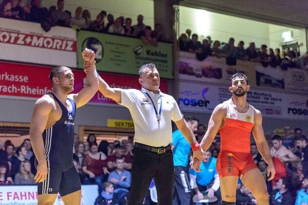 Ringen Bundesliga - Halbfinale - 17 18 - TuS Adelhausen - KSV Koellerbach - 06-01-2018 Kampf 6: Arian Gueney (in rot TuS Adelhausen) gegen Laszlo Szabo (in blau KSV Koellerbach), beim Bundesliga - Halbfinale Ringkampf zwischen dem TuS Adelhausen und dem KSV Koellerbach, am Samstag, den 06. Januar 2018 Dinkelberghalle in Adelhausen. ( *** Struggling German Bundesliga semifinals 17 18 TuS noble Wallace KSV Köllerbach 06 01 2018 battle 6 Arian Güney in red TuS noble Wallace against Laszlo Szabo in blue KSV Köllerbach in the National League semi-final wrestling match between the TuS noble Wallace and the KSV Köllerbach on Saturday the 06 January 2018 Spelt Mountain Hall in Adelhausen xGRGx