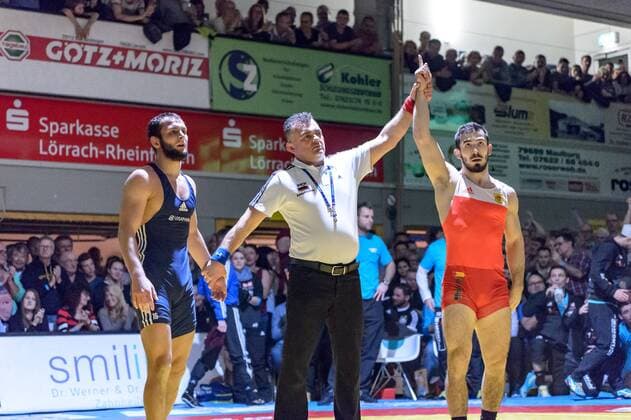 Ringen Bundesliga - Halbfinale - 17 18 - TuS Adelhausen - KSV Koellerbach - 06-01-2018 Kampf 8: Zelimkhan Khadijev (in rot TuS Adelhausen) gegen Alberts Jurenko (in blau KSV Koellerbach), beim Bundesliga - Halbfinale Ringkampf zwischen dem TuS Adelhausen und dem KSV Koellerbach, am Samstag, den 06. Januar 2018 Dinkelberghalle in Adelhausen. ( *** Struggling Bundesliga semifinals 17 18 TuS noble Wallace KSV Köllerbach 06 01 2018 fight 8 cherry Khadijev in red TuS noble Wallace against Alberts Jurenko in blue KSV Köllerbach in the Bundesliga semi-final wrestling match between the TuS noble Wallace and the KSV Köllerbach on Saturday the 06 January 2018 spelt Mountain Hall in Adelhausen xGRGx