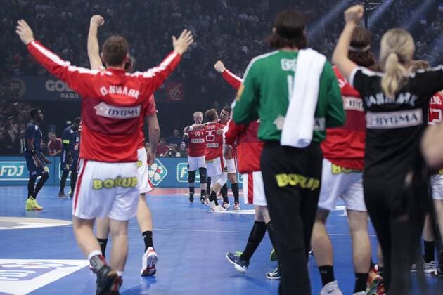 LAUGE SCHMIDT RASMUS (DEN) dans les bras de OLSEN MORTEN (DEN), point decisif pour la vitoire du Danemark par le dernier but de LAUGE SCHMIDT RASMUS (DEN) (29-28) HANDBALL : FRANCE v DANEMARK - GOLDEN LEAGUE PARIS 2018 - 07 01 2018 StephaneAllaman Panoramic 