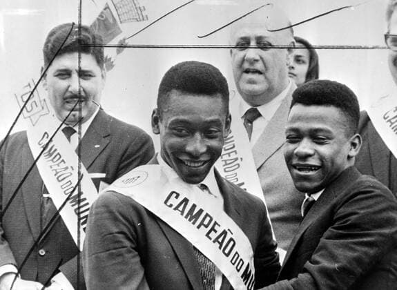 FOOTBALL PLAYER PELE RIBBON BROTHER ZOCA ; 18 FEBRUARY 1963, Copyright: Topfoto  UnitedArchivesIPU451507