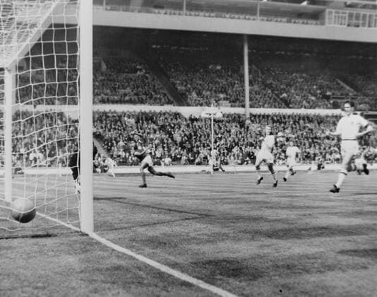 EUROPEAN FOOTBALL CUP FINAL AT WEMBLEY STADIUM - BENFICA LISBON AND MILAN IN ACTION - EUSEBIO AND MALDINI ; 22 MAY 1963, Copyright: Topfoto  UnitedArchivesIPU457166