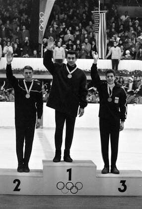 Olympia, Historie, Olympische Winterspiele 1964 in Innsbruck WINTER OLYMPICS GAMES IN INNSBRUCK, AUSTRIA - MANFRED SCHNELLDORFER WINS GOLD FOR GERMAANY IN Figure skating Eiskunstlauf ON A PODIUM WITH SCOTTY ALLEN AND ALAIN CALMAT ; 7 FEBRUARY 1964, Copyright: Topfoto  UnitedArchivesIPU471209