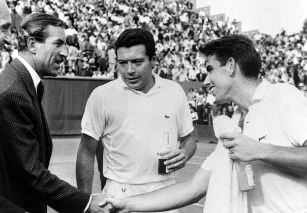 FRENCH MINISTER MAURICE HERZOG WITH TENNIS PLAYERS NICOLA PIETRANGELI AND MANUEL SANTANA AT TOURNAMENT IN PARIS ; 1 JUNE 1964, Copyright: Topfoto  UnitedArchivesIPU477940