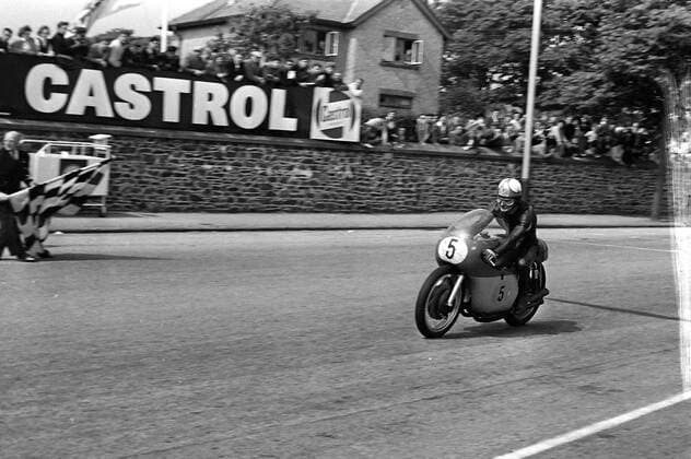 MOTOR CYCLIST MIKE HAILWOOD IN RACE ACTION ON ISLE OF MAN TT IN DOUGLAS ; 15 JUNE 1964, Copyright: Topfoto  UnitedArchivesIPU478887