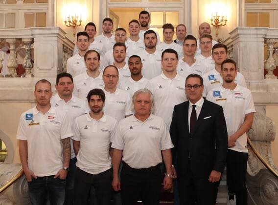 HANDBALL - EHF EC 2018, preview VIENNA,AUSTRIA,09.JAN.18 - HANDBALL - EHF European Championship EM Europameisterschaft 2018, preview, farewell of team Austria. Image shows minister for sports Heinz Christian Strache and the team of AUT. GEPAxpictures xChristianxOrt
