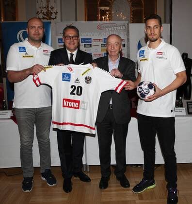 HANDBALL - EHF EC 2018, preview VIENNA,AUSTRIA,09.JAN.18 - HANDBALL - EHF European Championship EM Europameisterschaft 2018, preview, farewell of team Austria. Image shows head coach Patrekur Johannesson (AUT), minister for sports Heinz Christian Strache, president Gerhard Hofbauer (OEHB) and Thomas Bauer (AUT). GEPAxpictures xChristianxOrt