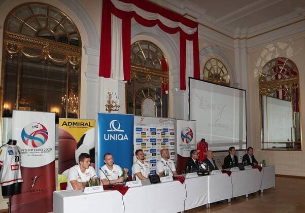 HANDBALL - EHF EC 2018, preview VIENNA,AUSTRIA,09.JAN.18 - HANDBALL - EHF European Championship EM Europameisterschaft 2018, preview, farewell of team Austria. Image shows Nykola Bilyk (AUT), Robert Weber (AUT), Thomas (Bauer (AUT), head coach Patrekur Johannesson (AUT), minister for sports Heinz Christian Strache, president Gerhard Hofbauer (OEHB), secretary general Bernd Rabenseifner (OEHB) and head of media Markus Riedlmayer. GEPAxpictures xChristianxOrt