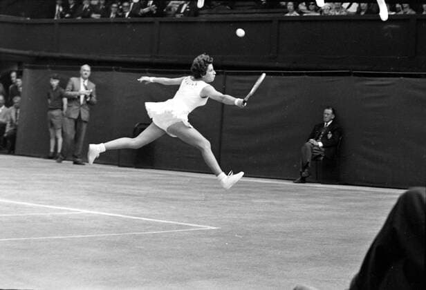 TENNIS WIMBLEDON SINGLES MARIA BUENO OF BRAZIL - TENNIS PLAYER IN ACTION AT LAWN TENNIS CHAMPIONSHIPS AT WIMBLEDON IN LONDON ; 30 JUNE 1964, Copyright: Topfoto  UnitedArchivesIPU479920