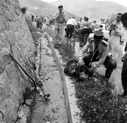 CYCLING TOUR DE FRANCE BELGIAN ARMAND DESMET RECEIVES FIRST AID AFTER ACCIDENT ; 6 JULY 1964, Copyright: Topfoto  UnitedArchivesIPU480293