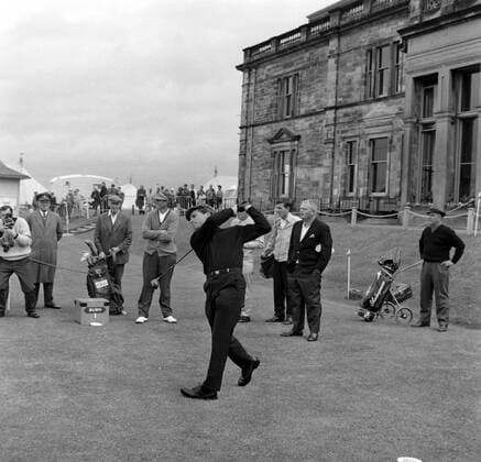 GOLF BRITISH OPEN SOUTH AFRICAN GARY PLAYER DRIVES OFF IN ST ANDREWS, SCOTLAND ; 8 JULY 1964, Copyright: Topfoto  UnitedArchivesIPU480419