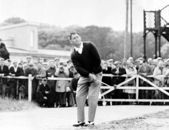 GOLF BRITISH OPEN CHRISTY OCONNOR PLAYS OFF ROAD IN ST ANDREWS, SCOTLAND ; 9 JULY 1964, Copyright: Topfoto  UnitedArchivesIPU480543