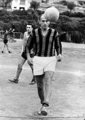 24 JULY 1964 Alfredo Di Stefano, the Spanish international footabller, pictured during a training session during a summer vacation in Nice, France., Nice France Copyright: Topfoto  UnitedArchivesIPU481327