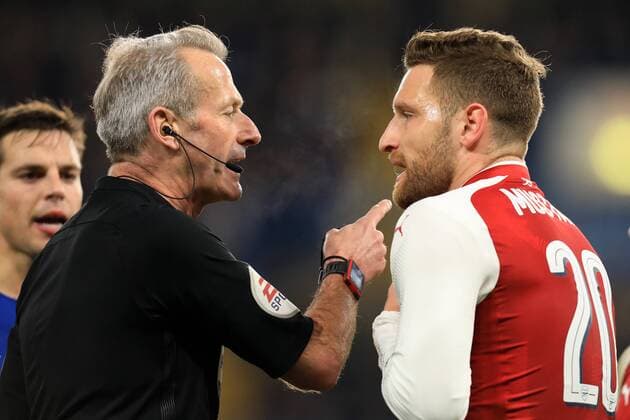 Themen der Woche - SPORT Bilder des Tages - SPORT 10th January 2018, Stamford Bridge, London, England; Carabao Cup football, semi final, 1st leg, Chelsea versus Arsenal; Shkodran Mustafi of Arsenal speaks with Referee Martin Atkinson  ActionPlus11970519