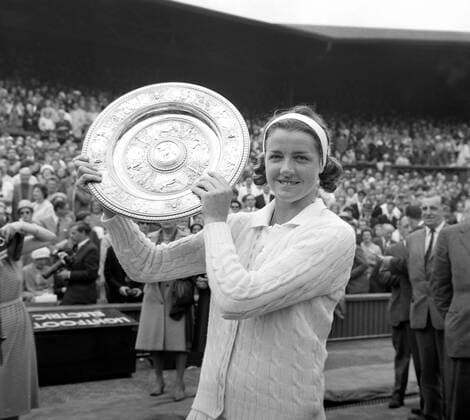 8 JULY 1963 MARGARET SMITH OF AUSTRALIA HOLDS UP THE TROPHY AFTER WINNING THE LADIES SINGLES AT THE ALL ENGLAND LAWN TENNIS CHAMPIONSHIPS IN WIMBLEDON, LONDON, ENGLAND., Wimbledon London United Kingdom England Copyright: Topfoto  UnitedArchivesIPU459944