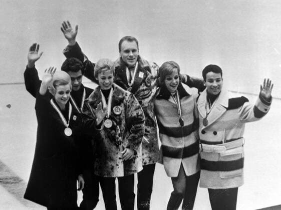 Olympia, Historie, Olympische Winterspiele 1964 in Innsbruck WINTER OLYMPICS IN INNSBRUCK, AUSTRIA - GOLD MEDAL FOR RUSSIAN SKATERS LUDMILLA BELOUSOVA AND OLEG PROTOPOPOV ; 30 JANUARY 1964, Copyright: Topfoto  UnitedArchivesIPU470684