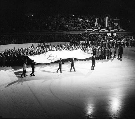 Olympia, Historie, Olympische Winterspiele 1964 in Innsbruck WINTER OLYMPICS GAMES IN INNSBRUCK, AUSTRIA - EIGHT GOLD MEDDALISTS CARRY FLAG ICE STADIUM CLOSING CEREMONY ; 10 FEBRUARY 1964, Copyright: Topfoto  UnitedArchivesIPU471340