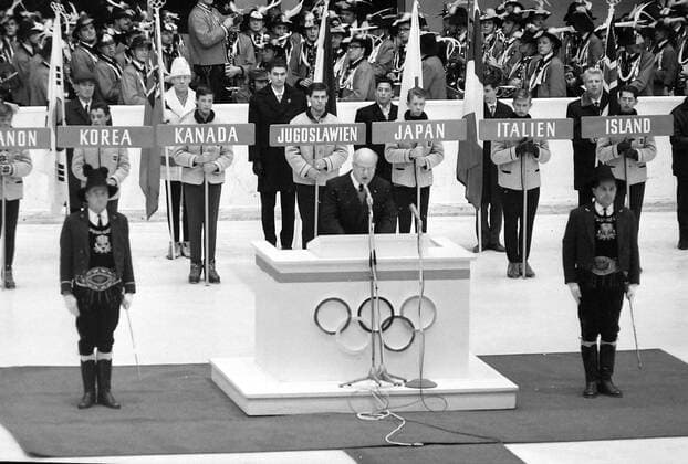 Olympia, Historie, Olympische Winterspiele 1964 in Innsbruck 10 FEBRUARY 1964 AVERY BRUNDAGE, PRESIDENT OF THE IOC, ANNOUNCES THE END OF THE WINTER OLYMPICS GAMES DURING THE CLOSING CEREMONY IN INNSBRUCK, AUSTRIA, Innsbruck Austria Copyright: Topfoto  UnitedArchivesIPU471347