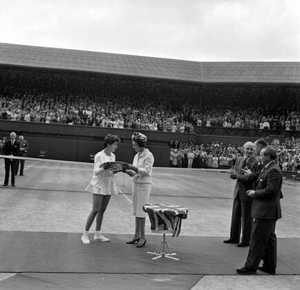 MARIA BUENO WINS WIMBLEDON V MARGARET SMITH IN ACTION IN THE ALL ENGLAND LAWN TENNIS CHAMPIONSHIPS AT WIMBLEDON IN LONDON ; 4 JULY 1964, Copyright: Topfoto  UnitedArchivesIPU480245