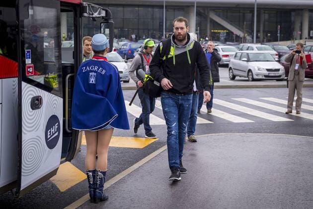 Steffen Faeth when boarding the team bus arrival of the German team in Zagreb handball EHF euro 2018 11 01 18 Zagreb Croatia Copyright: xAgentur54Gradx xFelixxKoenigx