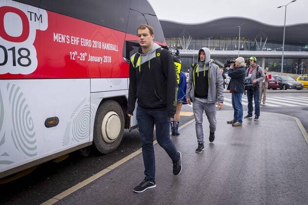 Paul Drux when boarding the team bus arrival of the German team in Zagreb handball EHF euro 2018 11 01 18 Zagreb Croatia Copyright: xAgentur54Gradx xFelixxKoenigx