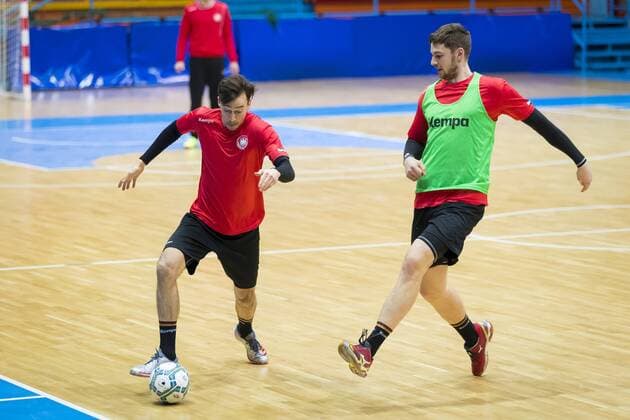 Patrick Groetzki against Hendrik Pekeler at soccer warm-up game 1 training of the German national team in Zagreb handball EHF euro 2018 11 01 18 Zagreb Zagreb Croatia DOM sportova Copyright: xAgentur54Gradx xFelixxKoenigx