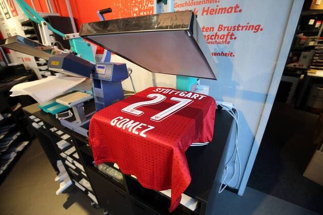 Themen der Woche - SPORT Bilder des Tages - SPORT VfB Stuttgart Fan Shop Mario Gomez Trikot Deutschland, Stuttgart, 11.01.2018, Fussball, Bundesliga, Saison 2017 2018, VfB Stuttgart, Fan Shop Mario Gomez Trikot. *** VfB Stuttgart fan shop Mario Gomez Jersey Germany Stuttgart 11 01 2018 football Bundesliga season 2017 2018 VfB Stuttgart fan shop Mario Gomez Jersey