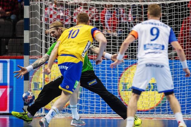 180112 Bjorgvin Gustavsson Iceland malvakt Pall bailing out a penalty from Sweden s Niclas Ekberg in handball game between Sweden and Iceland during Handball CHAMPIONSHIPS on 12 January 2018 2018 in Split  Copyright: LUDVIGxTHUNMAN BB180112LT029
