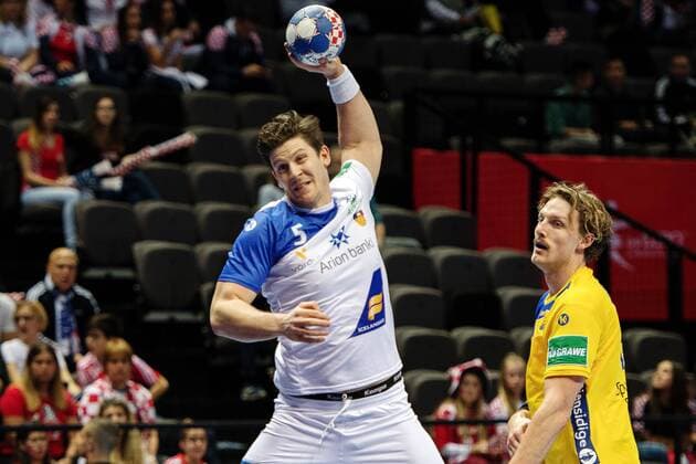 180112 Iceland s Runar Karason jumps past Sweden s Jesper Nielsen to shoot shoot during handball match between Sweden and Iceland during Handball CHAMPIONSHIPS on 12 January 2018 2018 in Split  Copyright: LUDVIGxTHUNMAN BB180112LT036