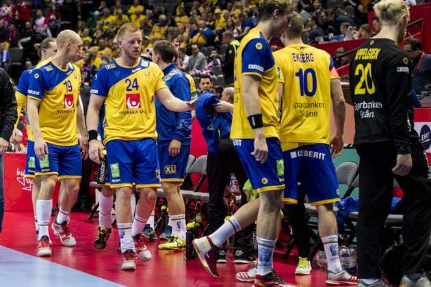 180112 Swedish player with Jim gottfridsson in the Middle moping around when they leave the pitch for half time rest during handball match between Sweden and Iceland during Handball CHAMPIONSHIPS on 12 January 2018 2018 in Split  Copyright: LUDVIGxTHUNMAN BB180112LT048