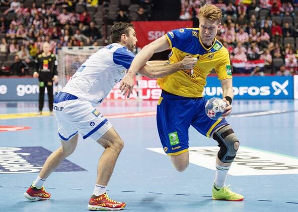 180112 Iceland s Asgeir Concern Hallgrimsson and Sweden s Simon J in the battle for the ball during the handball match between Sweden and Iceland during Handball CHAMPIONSHIPS on 12 January 2018 2018 in Split  Copyright: LUDVIGxTHUNMAN BB180112LT055