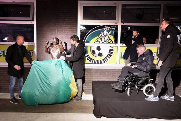 SITTARD - Voetbal, 12-01-2018, Fortuna Sittard Stadion, Seizoen 2017 - 2018, Jupiler League, Fortuna Sittard - Jong Ajax, Kevin Hofland en Mark van Bommel onthullen het standbeeld van Fernando Ricksen Standbeeld Fernando Ricksen  x1892129x