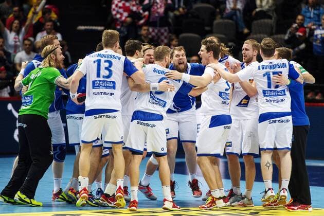 180112 Islands players rejoice after winning the handball match between Sweden and Iceland during Handball CHAMPIONSHIPS on 12 January 2018 2018 in Split  Copyright: LUDVIGxTHUNMAN BB180112LT082