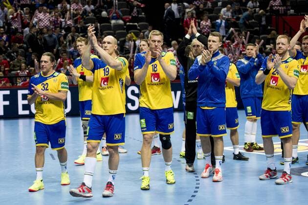 180112 Sweden s players would like to thank the audience for the handball match between Sweden and Iceland during Handball CHAMPIONSHIPS on 12 January 2018 2018 in Split  Copyright: LUDVIGxTHUNMAN BB180112LT087
