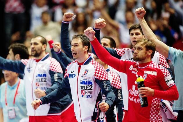180112 Croatia s Bench cheering for the handball match between Croatia and Serbia in the European Handball CHAMPIONSHIP January 12, 2018 2018 in Split  Copyright: LUDVIGxTHUNMAN BB180112LT104