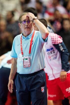 180112 Croatian coach Lino Cervar scratching their heads over the handball match between Croatia and Serbia in the European Handball CHAMPIONSHIP January 12, 2018 2018 in Split  Copyright: LUDVIGxTHUNMAN BB180112LT113