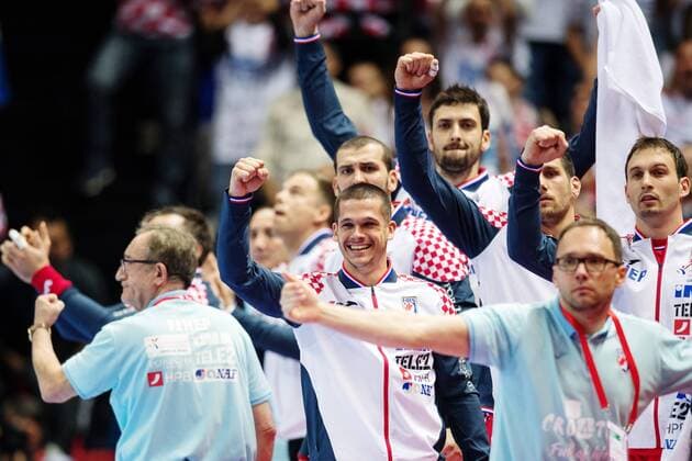 180112 Croatian players and leaders cheering pa bench during handball match between Croatia and Serbia in the European Handball CHAMPIONSHIP January 12, 2018 2018 in Split  Copyright: LUDVIGxTHUNMAN BB180112LT114