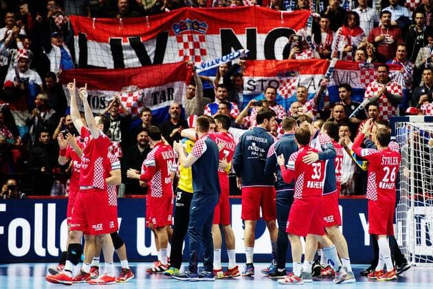 180112 Croatia s players rejoice and thank the audience after the victory in the handball match between Croatia and Serbia in the European Handball CHAMPIONSHIP January 12, 2018 2018 in Split  Copyright: LUDVIGxTHUNMAN BB180112LT156