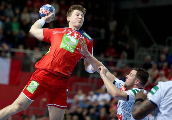 (180113) -- Porec, Jan. 13, 2018 -- Eivind Tangen (L) of Norway shoots during the first round of EHF Euro 2018 handball match between France and Norway in Porec, Croatia, on Jan. 12, 2018. France won by 32-31. ) (SP)CROATIA-POREC-HANDBALL-EHF EURO 2018-FRA VS NOR IgorxKralj 