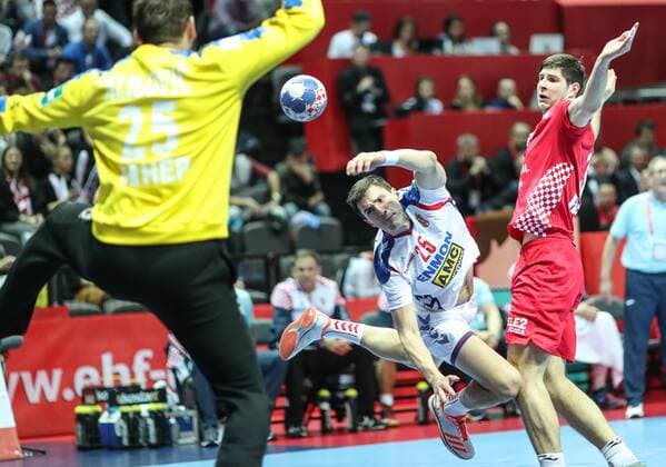 (180113) -- Split, Jan. 13, 2018 -- Nemanja Zelenovic(C) of Serbia shoots during the first round of EHF Euro 2018 handball match between Croatia and Serbia in Split, Croatia, on Jan. 12, 2018. Croatia won by 32-22. ) (SP)CROATIA-SPLIT-HANDBALL-EHF EURO 2018-CRO VS SRB SlavkoxMidzor 