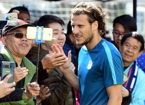 Bilder des Tages - SPORT Uruguayan football player Diego Forlan, right, takes selfies with fans during his first training session at the Kitchee training centre after joining the Kitchee SC of the Hong Kong Premier League in Hong Kong, China, 13 January 2018. Diego Forlan encircled by crowds of fans at the Kitchee training centre  pbu738702_15