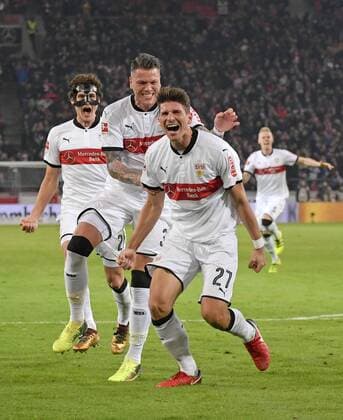Themen der Woche - SPORT Bilder des Tages - SPORT 13.01.2018, Fussball 1.Liga 2017 2018, 18.Spieltag, VfB Stuttgart - Hertha BSC Berlin, in der Mercedes-Benz-Arena Stuttgart. Torjubel zum 1:0 von Mario Gomez (Stuttgart), v.li: Banjamin Pavard (Stuttgart), Daniel Ginczek (Stuttgart), Mario Gomez (Stuttgart). *** 13 01 2018 football 1 Liga 2017 2018 18 Matchday VfB Stuttgart Hertha BSC Berlin in the Mercedes Benz arena Stuttgart gate JUBEL 1 0 by Mario Gomez Stuttgart v li named Pavard Stuttgart Daniel Ginczek Mario Gomez Stuttgart Stuttgart