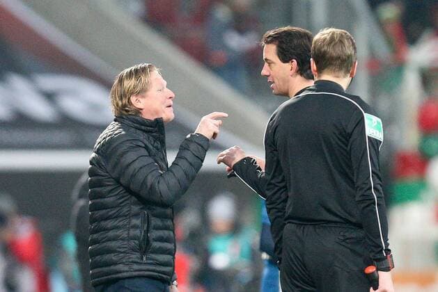 l r head coach Markus Gisdol Hamburger SV discussed with referee referee Manuel Graefe FC Augsburg vs Hamburger SV 1 Bundesliga 13 01 2018 Augsburg Bavaria Germany Copyright: xkolbert-press ChristianxKolbertx