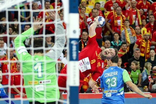 Bilder des Tages - SPORT HANDBALL - EHF EURO 2018, MKD vs SLO ZAGREB,CROATIA,13.JAN.18 - HANDBALL - EHF European Championship EM Europameisterschaft group stage, Macedonia vs Slovenia. Image shows Matevz Skok (SLO) and Nemanja Pribak (MKD). GEPAxpictures xMaticxKlansek