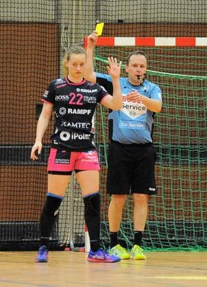 Yellow card against Maren Weigel chicks Metzingen 22 handball women andball women DHB Cup quarterfinals 13 01 2018 photo TBaur EIBNER Padmanabha Belastingen Copyright: xEIBNER Tobias_Baurx EP_TBR