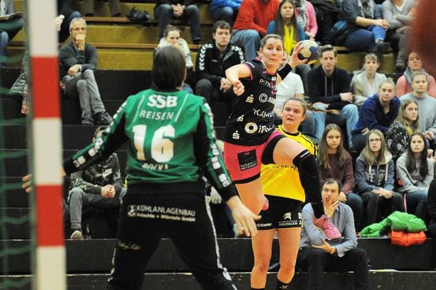 Marlene Zapf chicks Metzingen 2 against Anne of Ballard Swabia of Hornets 16 in goal handball women andball women DHB Cup quarterfinals 13 01 2018 photo TBaur EIBNER Padmanabha Belastingen Copyright: xEIBNER Tobias_Baurx EP_TBR