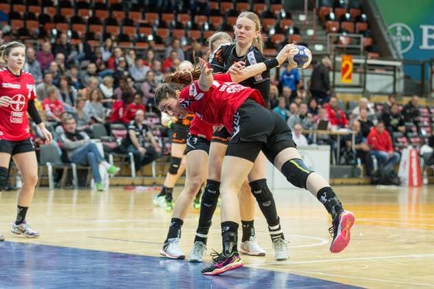 Jenny Karolius 14 TSV 04 Bayer Leverkusen prevents Tamara Haggerty 5 HSG bad Wildungen vipers on the litter TSV Bayer 04 Leverkusen vs HSG bad Wildungen handball DHB Cup women 13 01 18 Leverkusen NRW Germany Ostermann arena Copyright: xcdnx