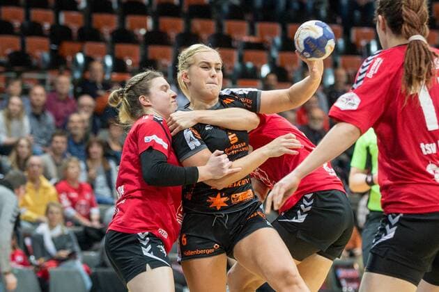 Anna Seidel 4 TSV 04 Bayer Leverkusen trying Anouk Nieuwenweg 6 HSG bad Wildungen Vipers to stop TSV Bayer 04 Leverkusen vs HSG bad Wildungen DHB handball Cup women 13 01 18 Leverkusen NRW Germany Ostermann arena Copyright: xcdnx