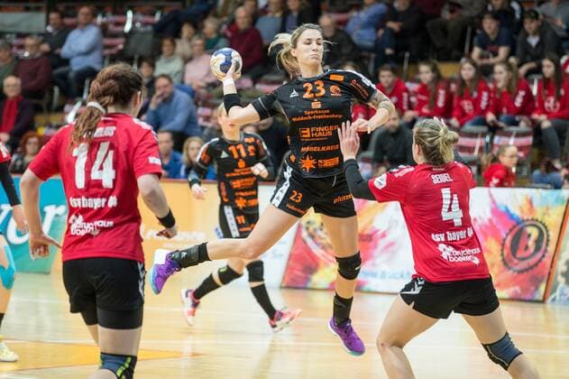 Laura Vasilescu 23 HSG bad Wildungen vipers when throwing against Anna Seidel 4 TSV 04 Bayer Leverkusen TSV Bayer 04 Leverkusen vs HSG bad Wildungen DHB handball Cup women 13 01 18 Leverkusen NRW Germany Ostermann arena Copyright: xcdnx